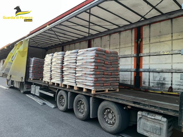 Pellet contraffatto, maxi sequestro a Trieste: la Guardia di Finanza blocca oltre 24 tonnellate