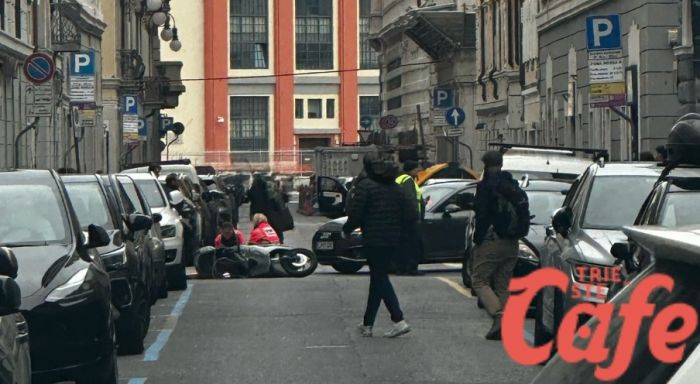 Incidente in via Roma: scooterista ferita dopo scontro con un'auto
