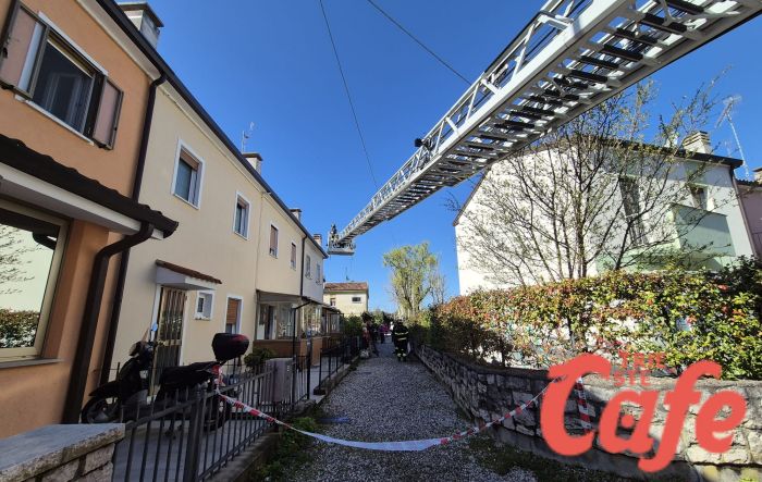 Crolla il tetto di un'abitazione al Villaggio del Pescatore: strada chiusa