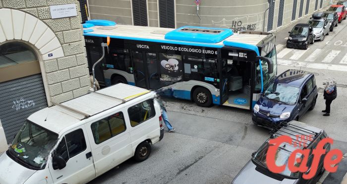 Incidente tra autobus e auto all’incrocio tra via Vasari e via d’Azeglio: traffico rallentato