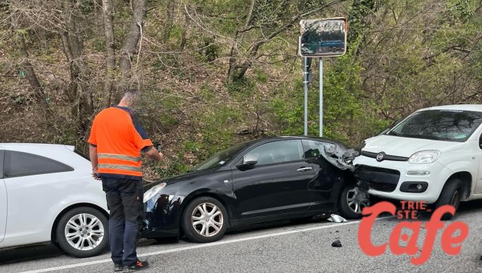 Scontro in via Alfonso Valerio a Trieste: una Panda tampona un’auto in sosta