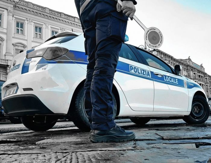 Rapina in un supermercato: spintona il vigilante, ma trova un poliziotto in borghese