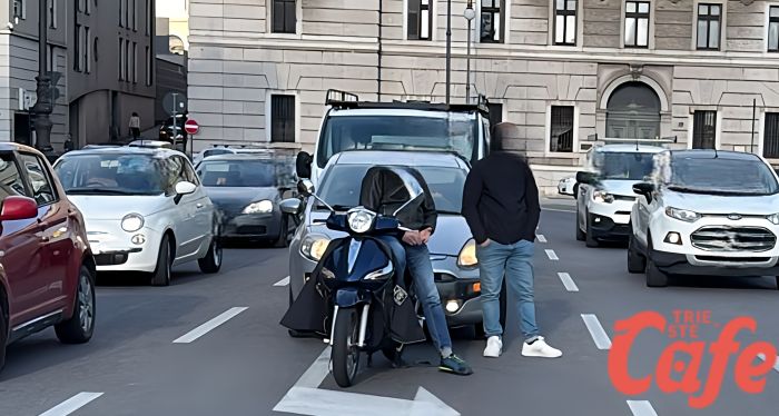Tamponamento tra auto e scooter in piazza Libertà: traffico rallentato davanti alla stazione