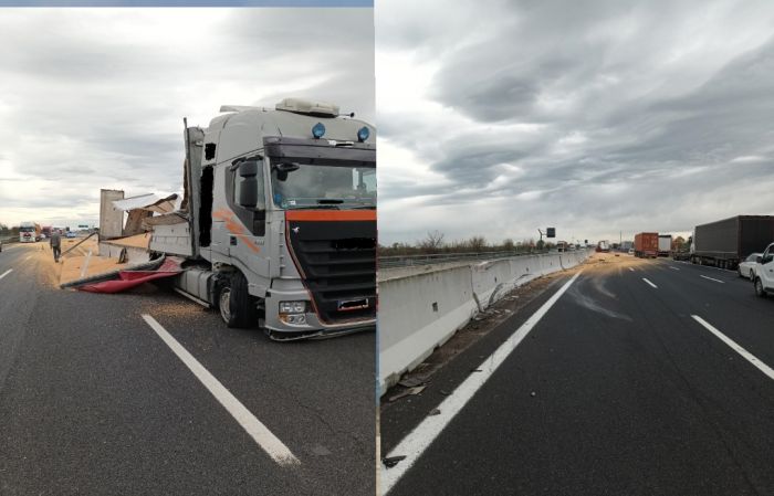 A4, scoppia una gomma, mezzo pesante contro i new jersey: 40 quintali di granaglie sull’asfalto