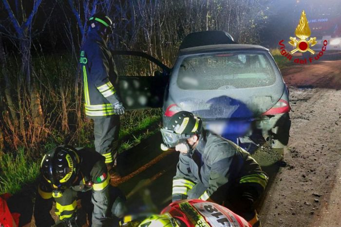 Schianto nella notte in Fvg: auto finisce contro gli alberi, due feriti gravi incastrati tra le lamiere