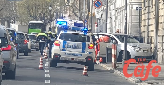 Schianto in viale Miramare: auto invade la corsia opposta e centra una moto, due feriti
