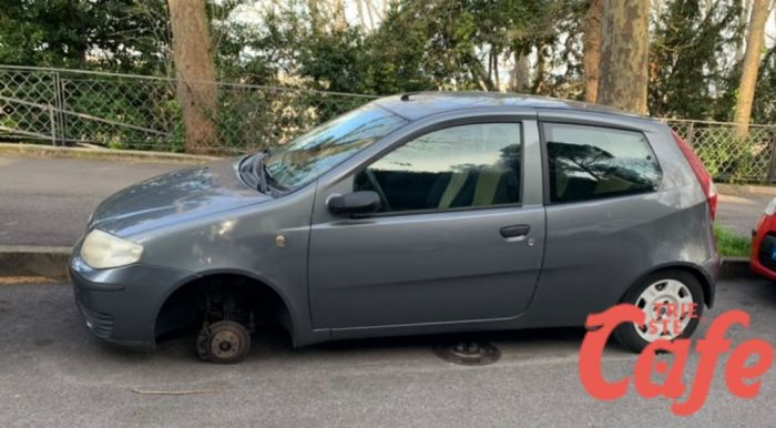 Raid vandalico in viale Romolo Gessi, sparisce una ruota da un’auto parcheggiata