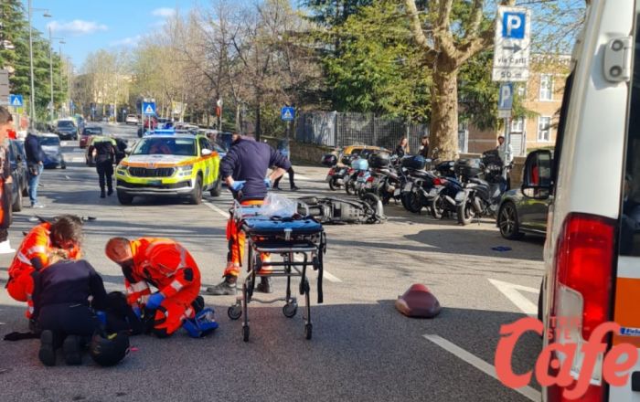  Scontro tra scooter e auto in via Locchi: ferito un uomo, strada chiusa