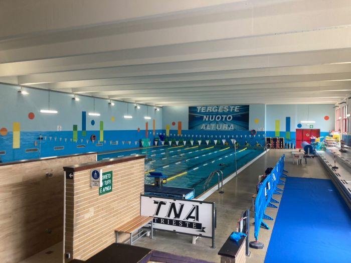 Movimenti sospetti sul tetto della piscina di Altura: “Non è calpestabile, chiamate subito il 112”