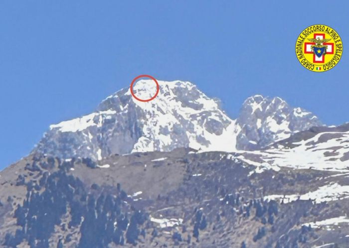 Dramma sfiorato, scivola nel tratto finale della salita e si ferma su un terrazzino prima del salto