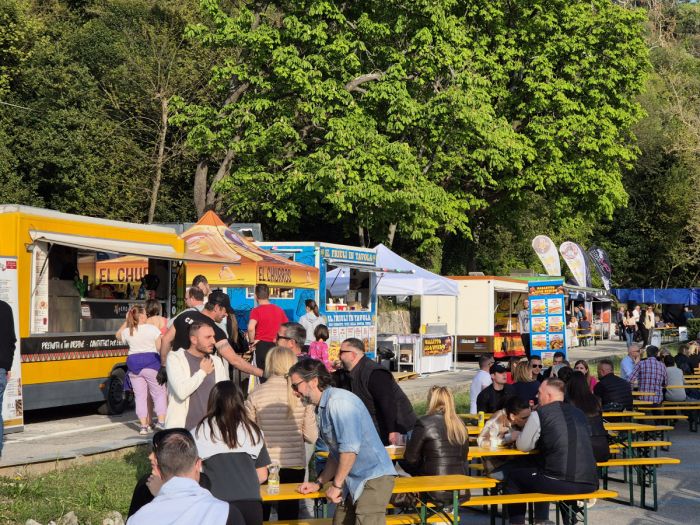 Sistiana, quattro giorni di street food vista mare: sapori, musica e festa alla baia