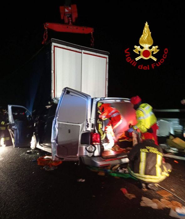 Incidente nella notte sulla A4, grave il conducente di un furgone