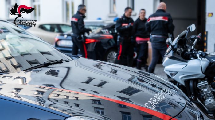Violenza in Riva Nazario Sauro, palpeggia studentessa e colpisce la sorella con un pugno