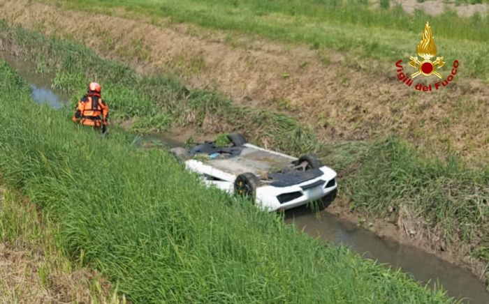 Tragedia in Veneto, Lamborghini si ribalta nel canale, un morto e un ferito grave