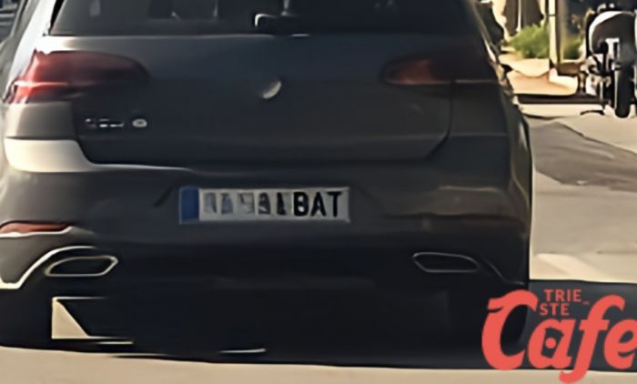 A Barcola spunta la Batmobile: avvistata l’auto con la targa “BAT” 