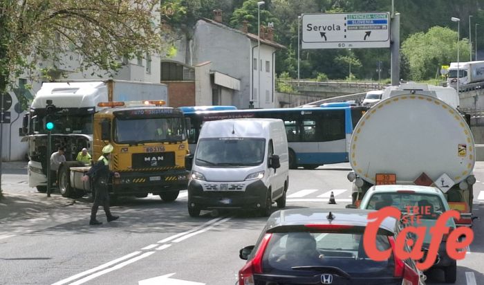 Tir in panne blocca via Svevo: traffico in tilt e code da tutte le direzioni