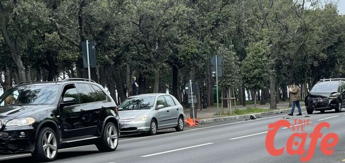 Tamponamento a catena a Barcola: coinvolte tre auto in viale Miramare