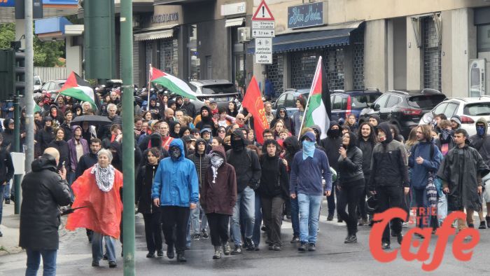 25 Aprile: a Trieste due cortei, petardi e manganellate