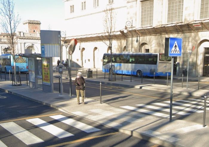 Ladri in azione nella notte a Trieste: infranta una vetrata e furto in un bar di Largo Santos