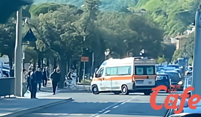Incidente tra auto e scooter in viale Miramare, scooterista a Cattinara