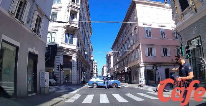 Allarme bomba in via Mazzini a Trieste: zona chiusa per consentire gli accertamenti (VIDEO) 