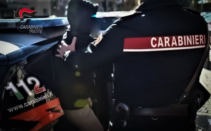 Largo Santos, 15enne sorpreso con passamontagna e coltello: arrestato per furto aggravato