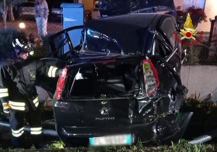 Tragedia nella notte in Veneto, auto fuori strada: un giovane perde la vita e due restano feriti