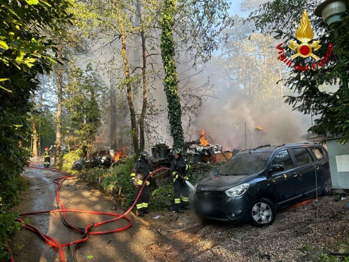 Camper in fiamme all’Obelisco: esplosioni nel campeggio, un ferito e grande mobilitazione dei soccorsi