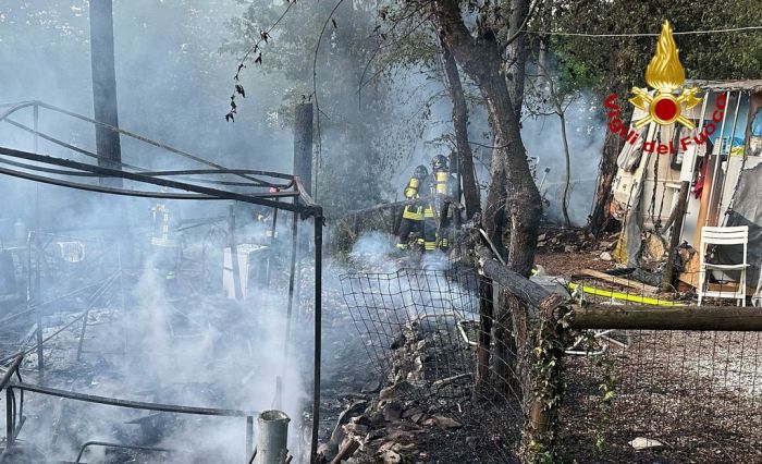 Campeggio in fiamme sull’altopiano: maxi intervento dei Vigili del fuoco a Opicina, evitato il peggio (VIDEO)