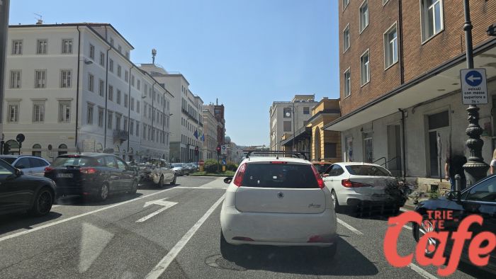 Trieste 'schiava' del turismo? Traffico paralizzato tutta la mattina da pullman and co. 