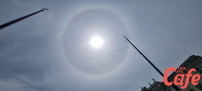 Triestini incantati da un anello di luce: lo spettacolo dell'alone solare illumina il cielo