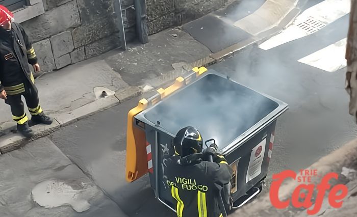 Cassonetto in fiamme tra via Rossetti e via Crispi: intervengono i Vigili del Fuoco
