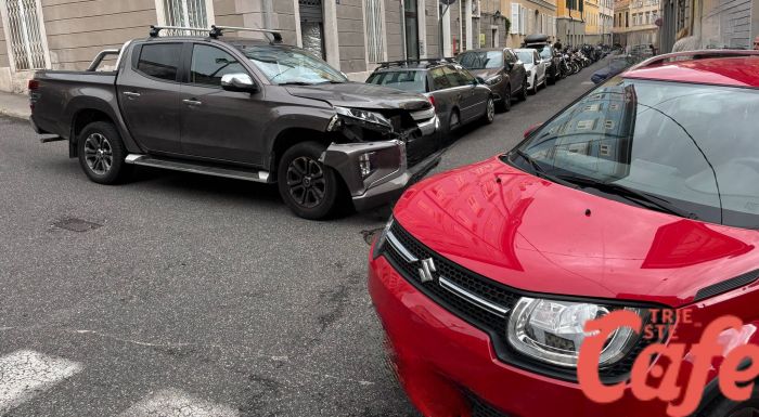 Scontro tra due auto all’incrocio tra via della Guardia e via Caprin: ferito lieve e traffico rallentato