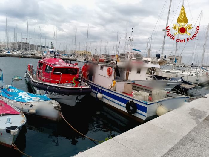 Paura al Molo Venezia: 6000 litri d’acqua nel peschereccio, intervento lampo dei soccorsi