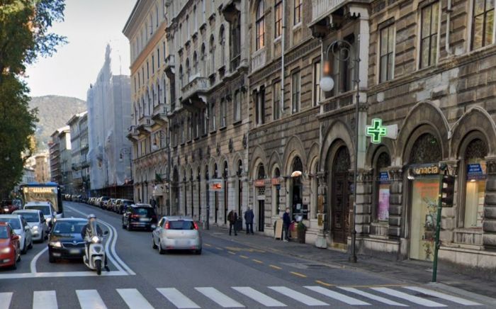 Violenta aggressione nella notte in via Giulia: colpito con una stecca da biliardo