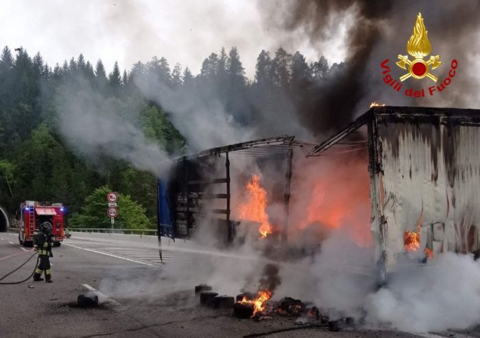 Fiamme in autostrada A23: incendio su un tir, chiuso il tratto Tarvisio-confine