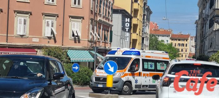 Scontro tra ciclista e scooterista alla rotonda di via dell’Istria: traffico rallentato, ferito a Cattinara
