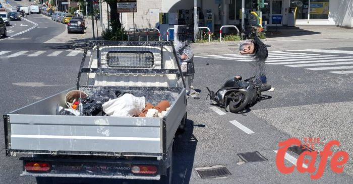 Scooter contro furgoncino all’incrocio tra via Baiamonti e via Svevo: scooterista a Cattinara