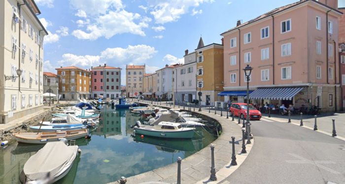 Operaio crolla a terra durante i lavori in un cantiere a Muggia: ricoverato in terapia intensiva