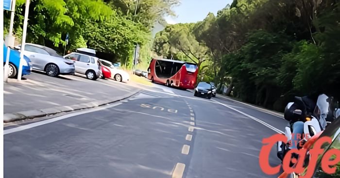 Pullman di traverso blocca la carreggiata in viale Miramare: disagi al traffico tra Miramare e Grignano