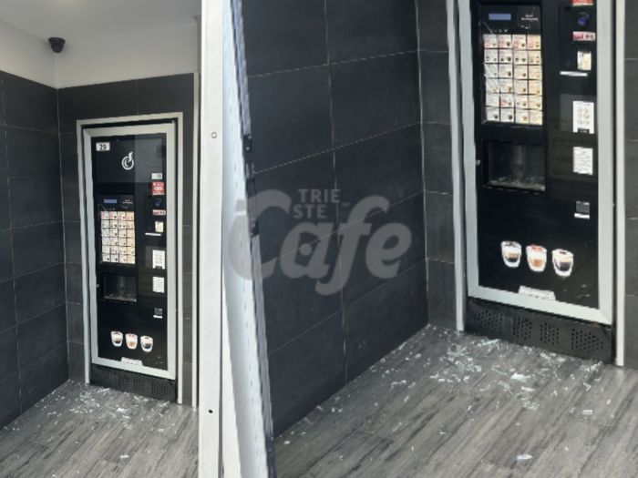 Vandali in azione in largo Brriera: danneggiato un distributore automatico, vetri in frantumi
