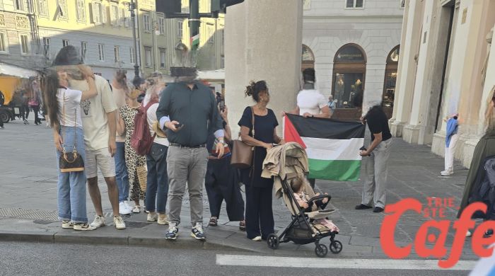 Trieste, bandiere palestinesi nel cuore della città: manifestanti in piazza della Borsa e in piazza Unità