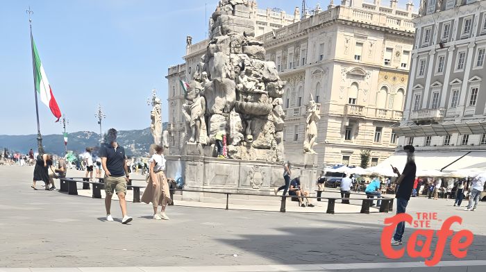 Piazza Unità, bambini nella fontana dei Quattro Continenti: «Scambiata per un parco giochi»