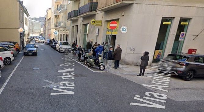 Violenza in via Settefontane, arrestato un uomo già noto: tentò la fuga togliendosi la maglia