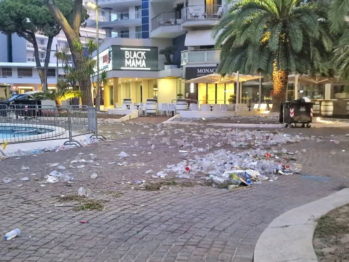 Pentecoste da dimenticare: centro di Lignano ridotto a una discarica a cielo aperto (FOTO) 