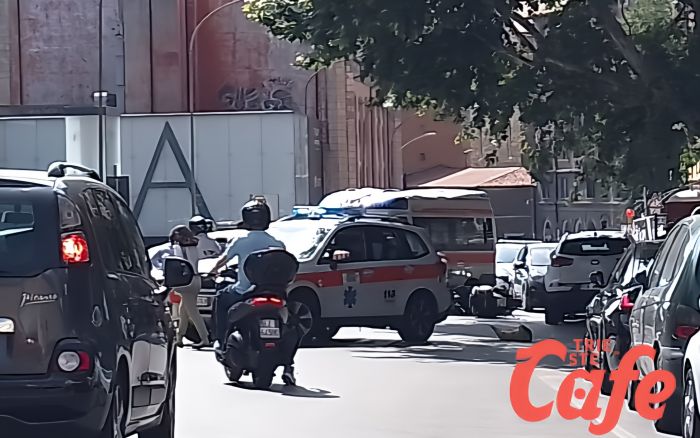 Incidente in via Giulia: scooterista a terra, trasportato all’ospedale di Cattinara