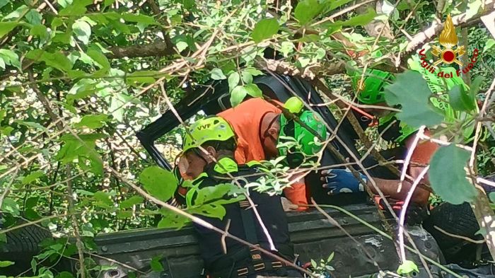 Fvg, auto precipita in un dirupo: automobilista ferita e soccorsa dai Vigili del Fuoco