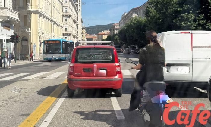 Scooterista senza casco in via Carducci: l'immagine che preoccupa