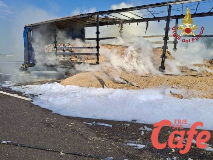 Camion in fiamme sulla A4: traffico in tilt, illeso l’autista