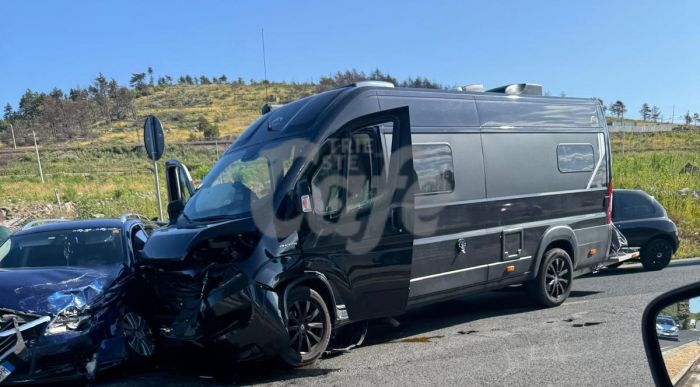 Violento scontro frontale sulla strada d’ingresso a Monfalcone: due mezzi coinvolti, traffico in tilt